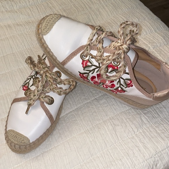 ALDO FLORAL SNEAKERS🌹 - Picture 4 of 5